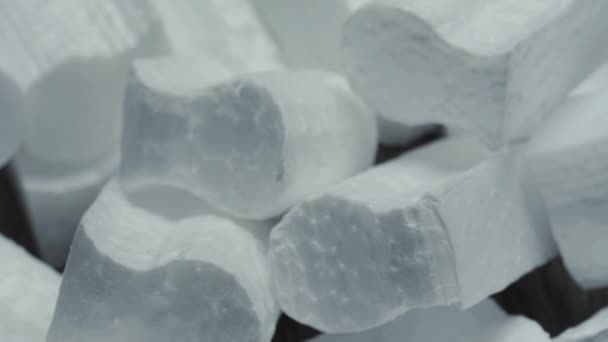 Küçük Beyaz Köpük Parçaları Yakın Çekim Üst Görünüm Hareket Halinde — Stok video