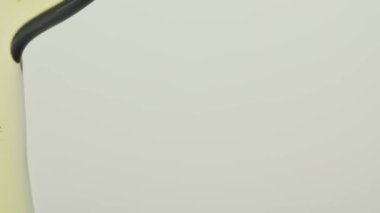 Tatlım, damlalar camdan aşağı akıyor, kayıyor, sağa kayıyor. Kozmetik. Sümük ve gölge dokusu. yakın plan