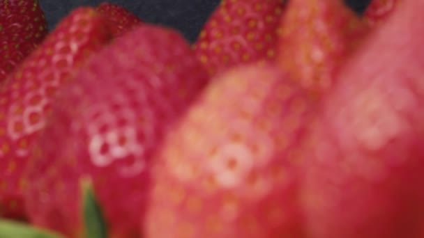 Świeże Truskawki Zielonymi Liśćmi Stoją Rzędzie Zoom Kamery Zbliżenie Ciemne — Wideo stockowe