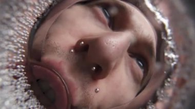 Bardakta kamera, alt manzara. Adam bardaktan bir soda içiyor. Yakın plan.