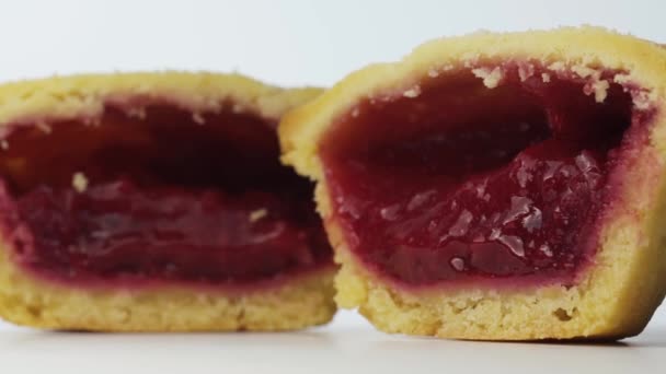 Menjilat Mini Cherry Pie Close Memperbesar Pada Kamera Pada Latar — Stok Video