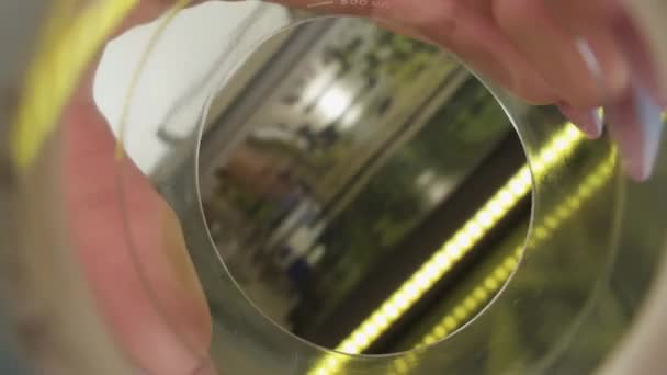 Kamera Szklance Widok Dołu Wylewa Wodę Oczyszczoną Małego Kranu Zbliżenie — Wideo stockowe