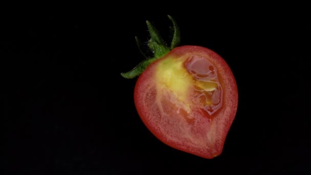有绿叶的小番茄片 在一个黑色背景特写 从上面看 — 图库视频影像