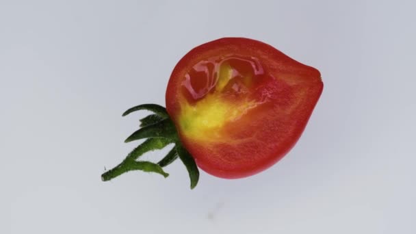 有绿叶的小番茄片 在一个白色的背景特写 从上面看 — 图库视频影像