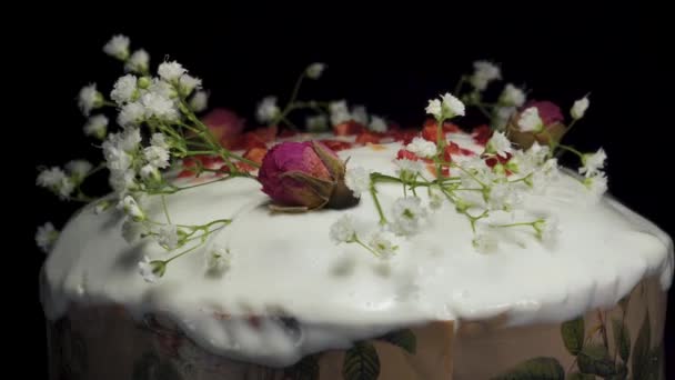 Wielkanocne Ciasto Różami Białymi Kwiatami Czarnym Tle Obraca Zbliżenie — Wideo stockowe