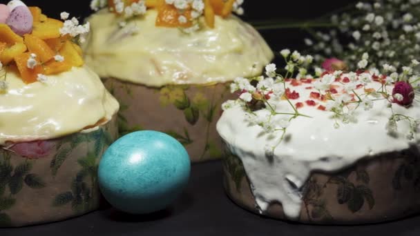Portakallı Küçük Yumurtalı Siyah Arka Planda Beyaz Çiçekli Paskalya Pastası — Stok video