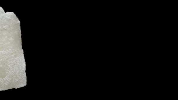 干椰子旋转 黑色背景特写 移动中 — 图库视频影像