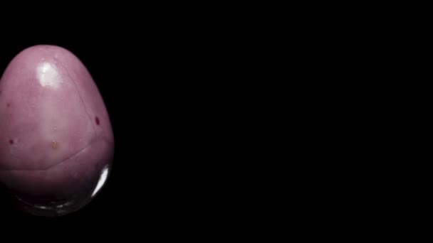 Mor Çikolatalı Mini Yumurta Siyah Arka Planda Yakın Plan Çekimde — Stok video