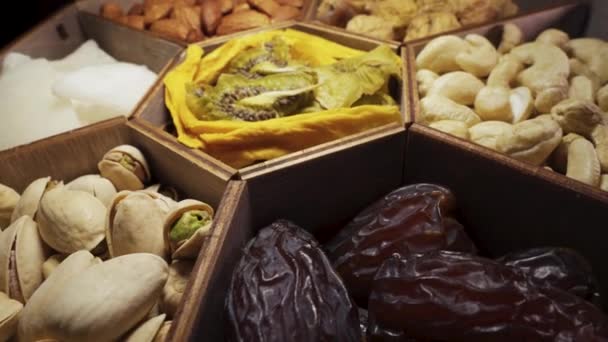 Satu Set Buah Buahan Kering Dan Kacang Kacangan Dalam Kotak — Stok Video