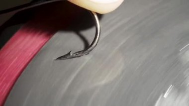 Kıyma çarkında balık kancasını keskinleştirmek. Yakın plan..