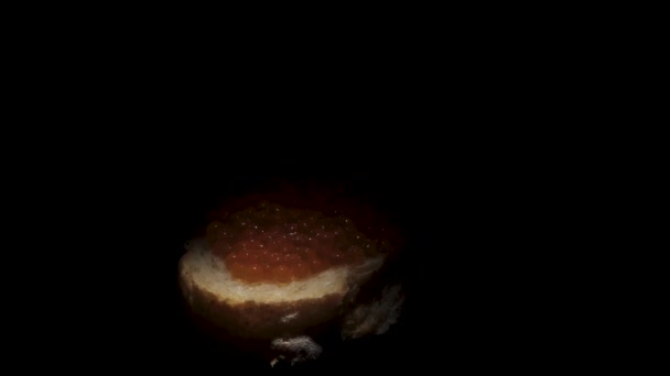 Pezzo Rotante Baguette Con Caviale Rosso Sta Uscendo Dal Buio — Video Stock