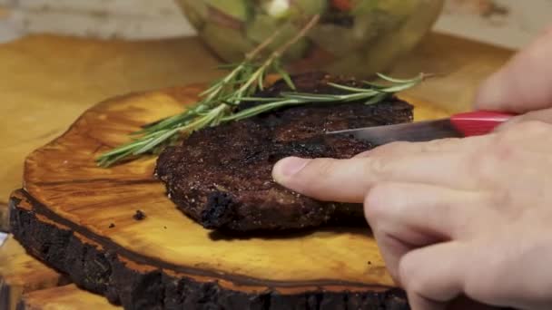 Cut Ribeye Steak Wooden Board Bark Roasting Medium Rare Close — Vídeo de Stock