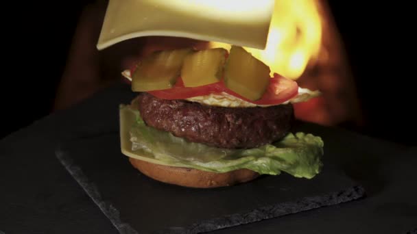 Prepare Burger Background Fire Close Stone Tray Spot Lighting Bun — Vídeo de Stock