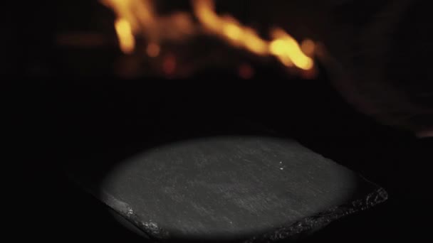 火背上的一块旋转的牛排 我把肉放在一个旋转的石盘上 — 图库视频影像