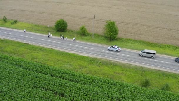 Drone Video Charity Race Escorting Cars Runners — Vídeos de Stock