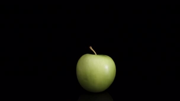 Grönt Äpple Svart Bakgrund Kamera Zoom Makro Video — Stockvideo