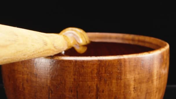 蜂蜜の木製のプレート 木製のスプーンは蜂蜜 スーパーマクロに浸されます スローモーション — ストック動画