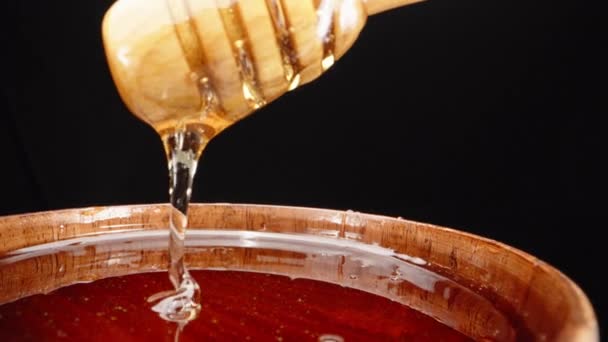 一盘木制蜂蜜 蜂蜜从木勺中排出 超级巨无霸 慢动作 — 图库视频影像