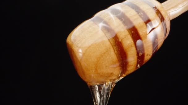 Ένα Ξύλινο Πιάτο Μέλι Μέλι Στραγγίζει Από Μια Ξύλινη Κουτάλα — Αρχείο Βίντεο