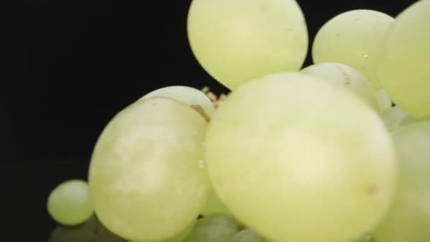 Green Grapes Black Background Dolly Slider Rotation Macro Video Laowa — Stock videók