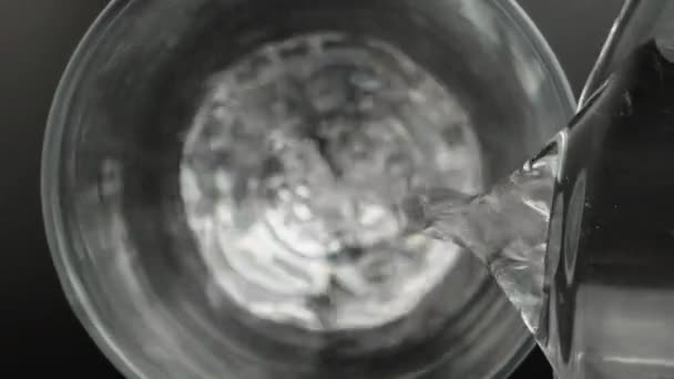 Заливаю Чисту Воду Скляної Пляшки Камера Знаходиться Всередині Скла Зверху — стокове відео