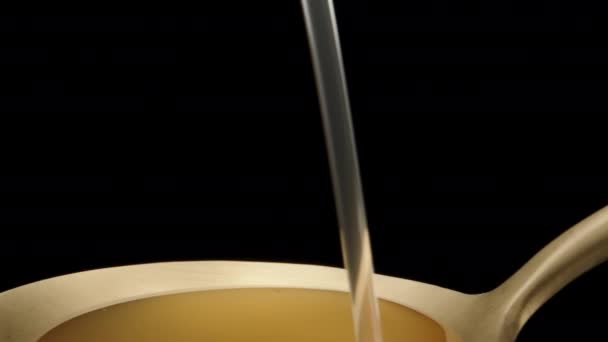 Pour Yellow Syrup Golden Spoon Dolly Slider Extreme Close Laowa — Wideo stockowe
