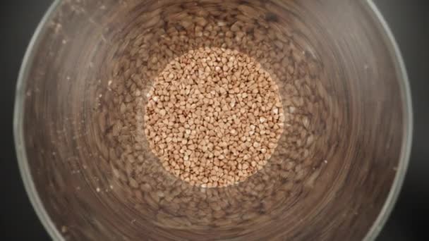 Kamera Ada Dalam Botol Kaca Dengan Buckwheat Dolly Slider Ekstrim — Stok Video