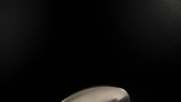 白い丸薬スプーン 黒の背景に トップビューに落ちる ドリースライダー極端なクローズアップ ラオワプローブ — ストック動画