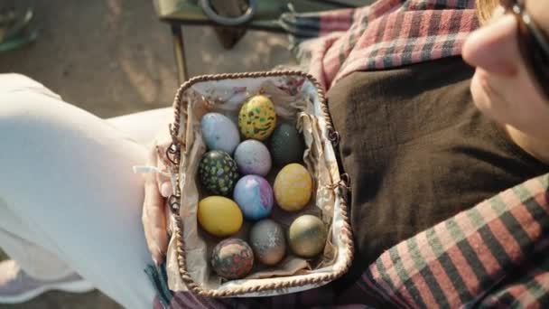 Close Girl Who Sitting Holding Basket Easter Colored Eggs Rays — 비디오