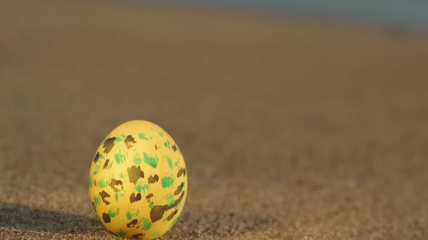 Easter Egg Decorated Yellow Sand Close Focus Shifts Sea Waves — Video Stock