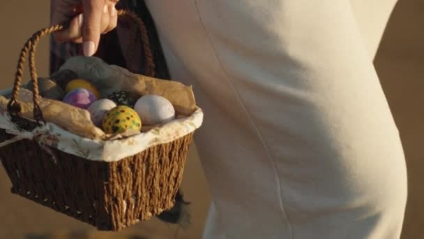 Sunset Sun Beach Close Basket Easter Eggs Hands Girl — Vídeo de stock