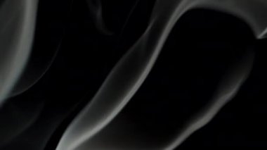 Siyah arkaplanda beyaz duman.