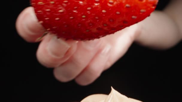 Put Slice Strawberries Cupcake Cream Dolly Slider Extreme Close Laowa — Vídeo de Stock