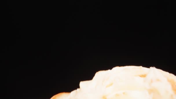 Cupcake Black Background Dolly Slider Extreme Close Laowa Probe — Vídeo de Stock
