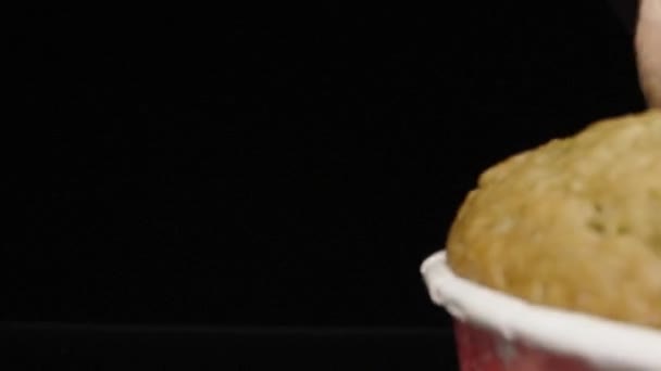 Squeezing Cream Cupcake Black Background Dolly Slider Extreme Close Laowa — Vídeo de stock