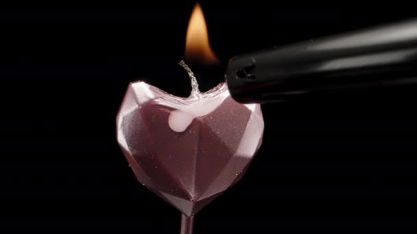 Підпалив Рожеву Свічку Вигляді Серця Чорному Тлі Обертаючись — стокове відео