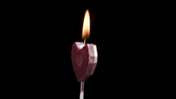 Вибухаю Рожеву Свічку Вигляді Серця Чорному Тлі Обертаючись — стокове відео
