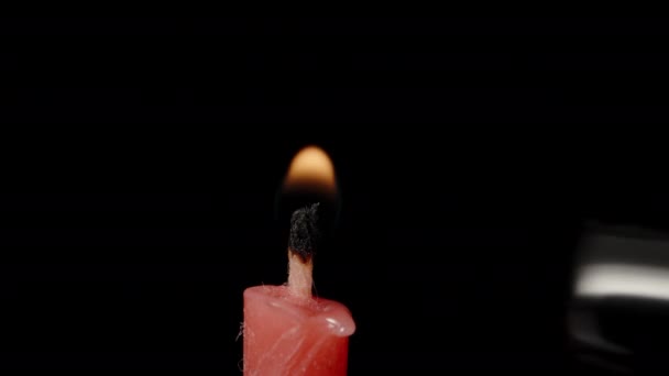 Запалюю Червону Свічку Чорному Тлі Екстремальний Макрос — стокове відео