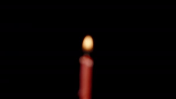 Червона Свічка Чорному Тлі Фокусі Вибуху Свічки — стокове відео