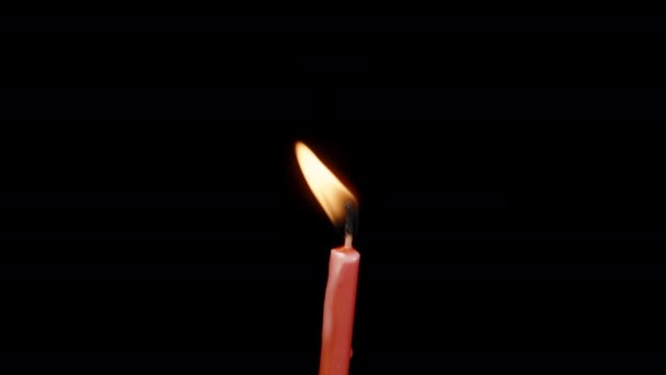 Червона Свічка Чорному Тлі Обертається Дме Вітер Вибухає — стокове відео
