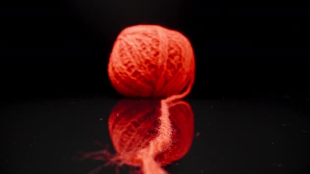 Ball Red Woolen Threads Black Glass Dolly Slider Extreme Close — Vídeo de Stock