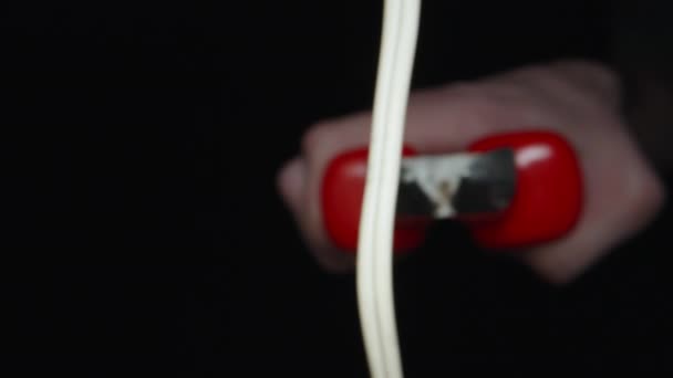 Kırmızı Penseyle Elektrik Telini Isırıyorum — Stok video