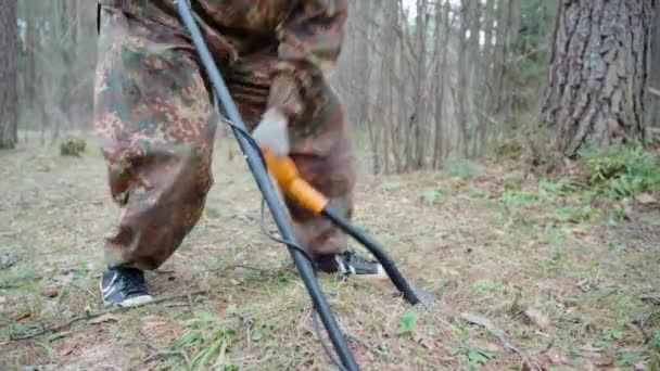 Man Dressed Camouflage Clothing Walks Woods Metal Detector Shovel Search — стоковое видео
