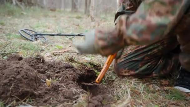Man Camouflage Metal Detector Found Old Cork Search Treasures Coins — Video