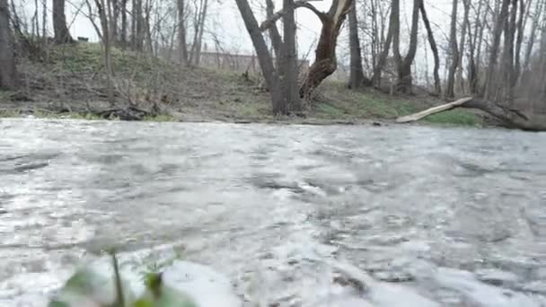 Malá Rychlá Řeka Městě Zataženo — Stock video
