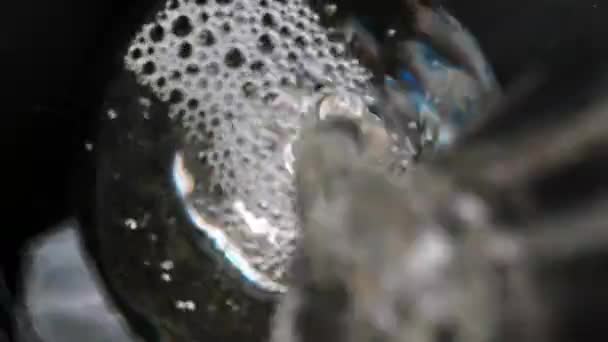 Наливаю Чистую Воду Стеклянной Бутылки Камера Внутри Стекла Вид Сверху — стоковое видео