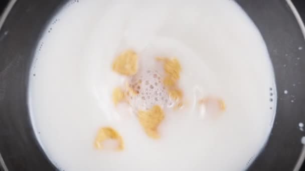 Storm Whirlpool Bowl Milk Throw Cereal Milk Dolly Slider Close — Vídeos de Stock