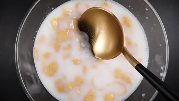 Teller Milch Mit Weizenflocken Mit Einem Löffel Essen Lustige Schieberegler — Stockvideo