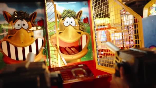 Зал Ігровими Автоматами Стріляємо Зуби Коня Сповільнюємо Рух — стокове відео