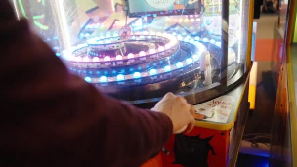 Зал Ігровими Автоматами Дівчинка Тягне Важіль Обертається Колу Повільно Рухаючись — стокове відео